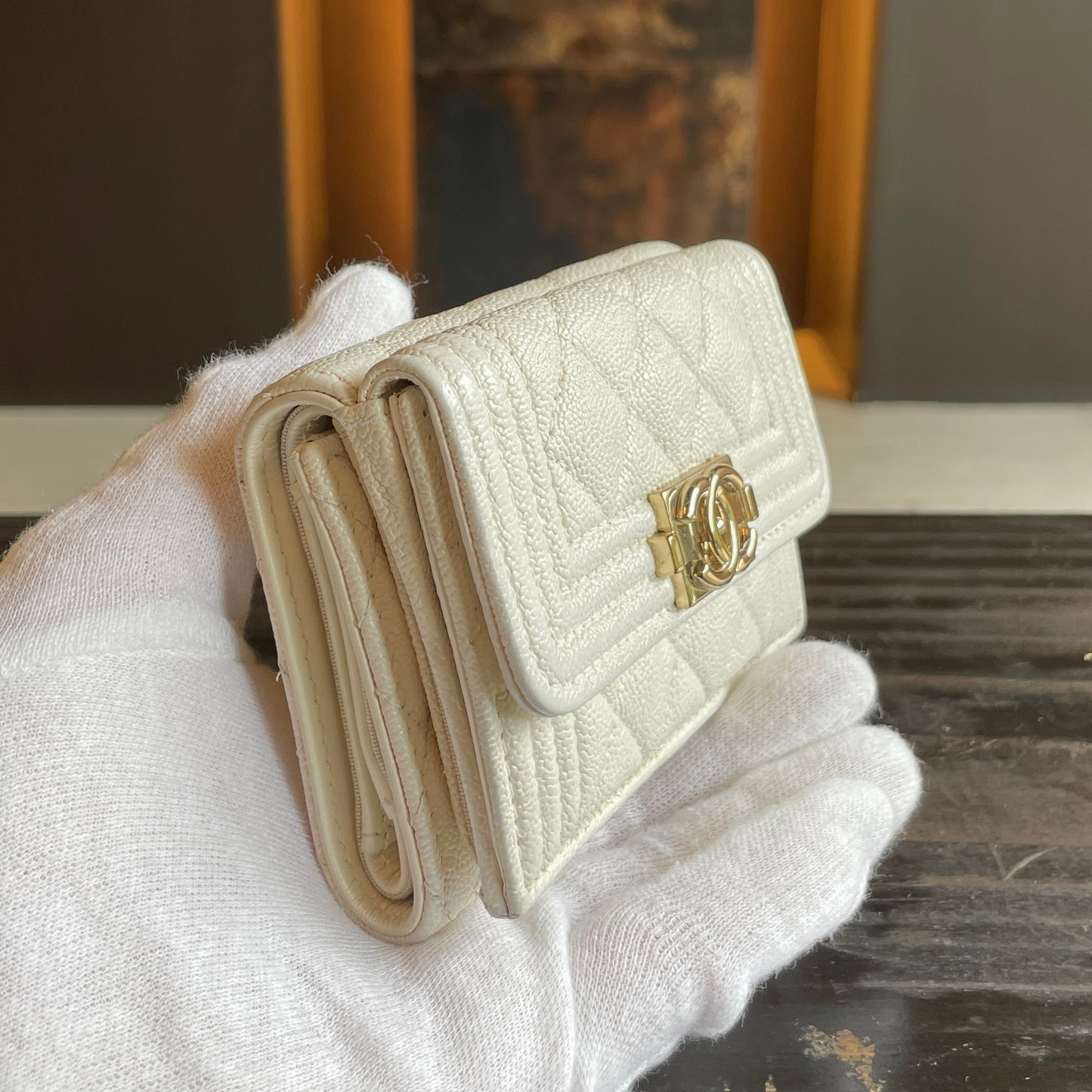 004 シャネル マトラッセキャビアスキン ボーイシャネル 三つ折りミニ財布 ホワイト
